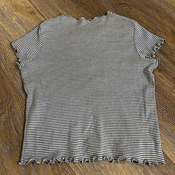 Brandy Melville Scallop Ribbed Top - Picture 5 of 5